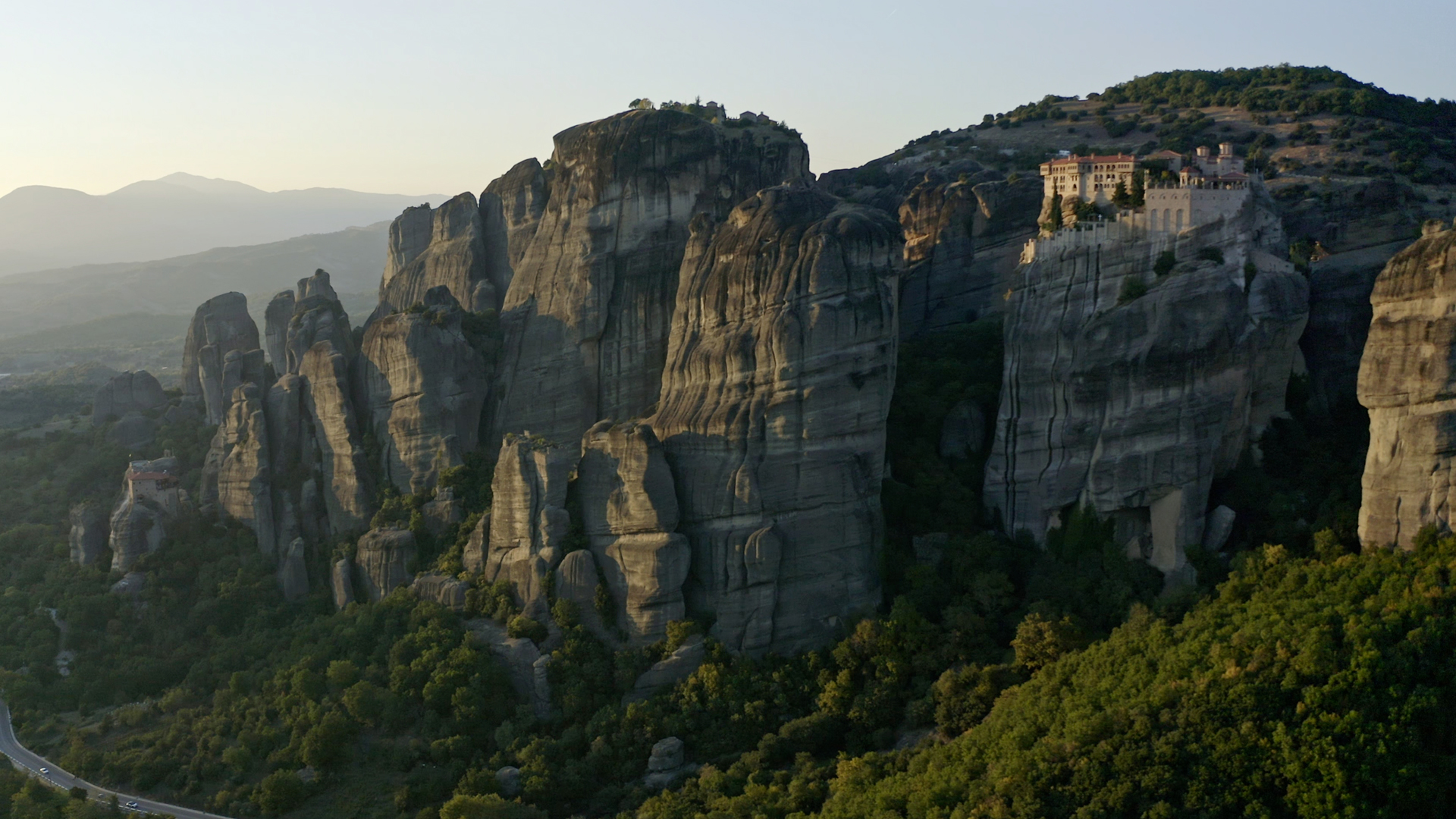 Les météore ainsi qu'un de ces monastères